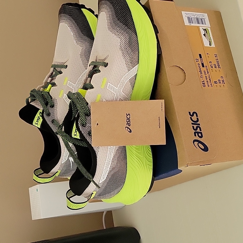 New with tags men's ASICS  size 8